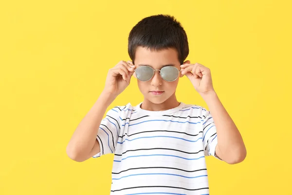 Roztomilý Chlapec Sobě Stylové Sluneční Brýle Proti Barvě Pozadí — Stock fotografie