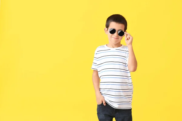 Lindo Chico Usando Gafas Sol Con Estilo Contra Fondo Color — Foto de Stock