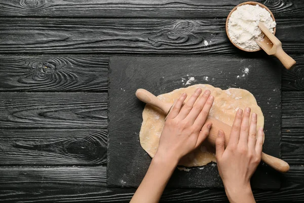 テーブルの上でパン屋を準備する女性 トップビュー — ストック写真