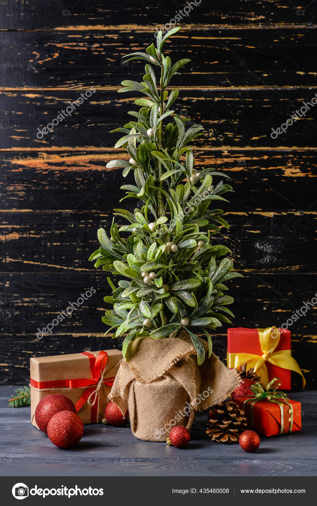 Bela Composição Natal Com Planta Visco Fundo Madeira Escura fotos, imagens de © serezniy #435460008 Bela Composição Natal Com Planta Visco Fundo Madeira Escura fotos, imagens de © serezniy #435460008