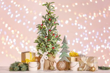 Bulanık ışıklara karşı ökseotu bitkisi ile güzel bir Noel kompozisyonu