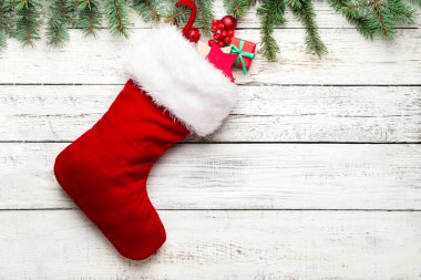 Beyaz ahşap arka planda Noel çoraplı kompozisyon