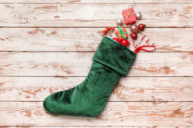 Beyaz ahşap arka planda Noel çoraplı kompozisyon