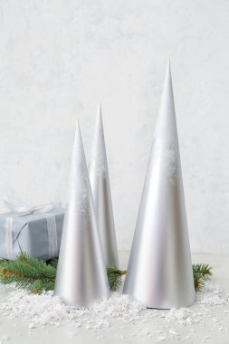 Işık arka planında güzel Noel süslemeleri