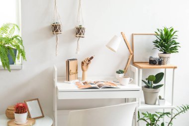 Odanın içindeki masada lambalı tahta el.