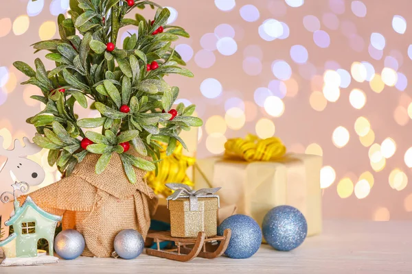 Mooie Kerstcompositie Met Maretak Plant Tegen Wazig Licht — Stockfoto