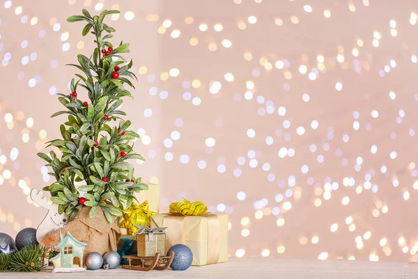 Mooie Kerstcompositie Met Maretak Plant Tegen Wazig Licht — Stockfoto