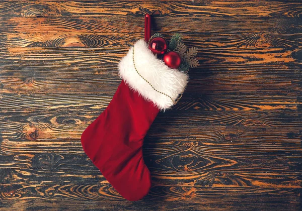 木製の背景に装飾が施されたクリスマスソックス — ストック写真