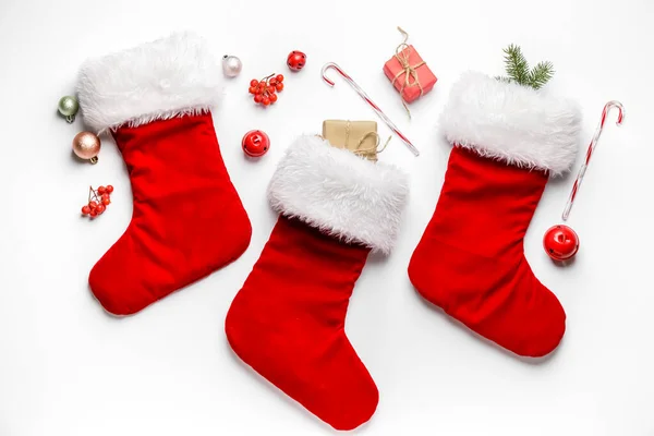 Σύνθεση Χριστουγεννιάτικες Κάλτσες Λευκό Φόντο — Φωτογραφία Αρχείου