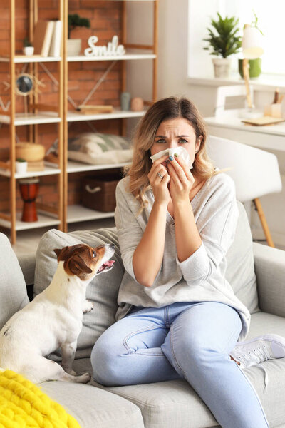 Молодая женщина страдает аллергией на домашних животных