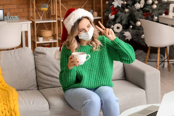 Young Woman Celebrating Christmas Home Due Coronavirus Epidemic — Stock Photo, Image