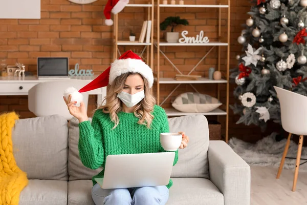 Junge Frau Feiert Weihnachten Hause Wegen Coronavirus Epidemie — Stockfoto