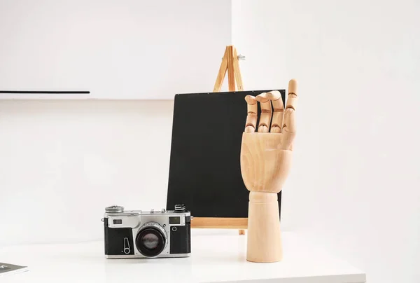 Ξύλινο Χέρι Φωτογραφική Μηχανή Φωτογραφία Και Πίνακα Στο Τραπέζι Στο — Φωτογραφία Αρχείου
