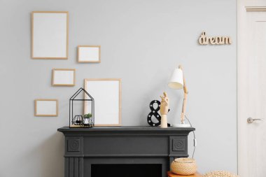 Odanın iç tarafındaki şöminede şık dekorlu ahşap el.