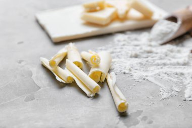 Arkaplanda çikolata parçaları var.