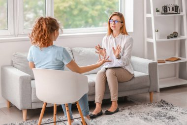 Ofiste genç bir kızla çalışan psikolog.