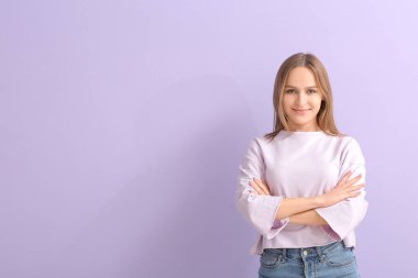 Renkli arka planda güzel genç bir kadın