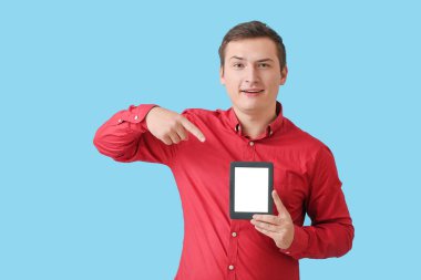 Renk arkaplanı e-okuyucusu olan genç adam