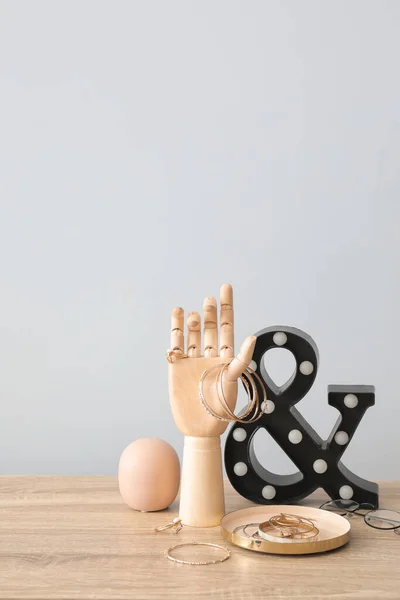 Fából Készült Kéz Női Ékszerekkel Asztalon Szoba Belsejében — Stock Fotó