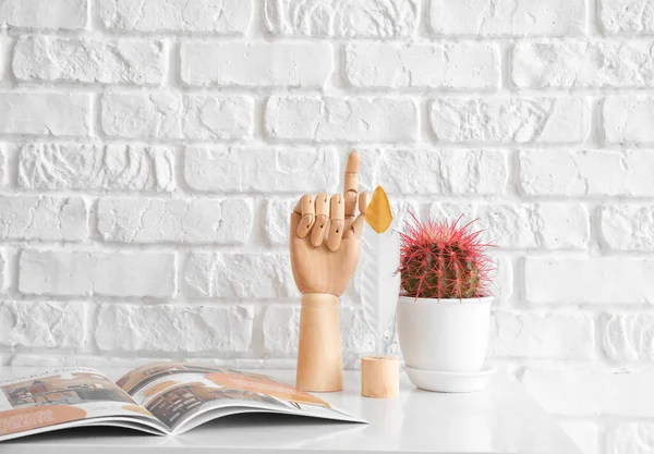 Mão Madeira Com Revista Cacto Mesa Interior Sala — Fotografia de Stock