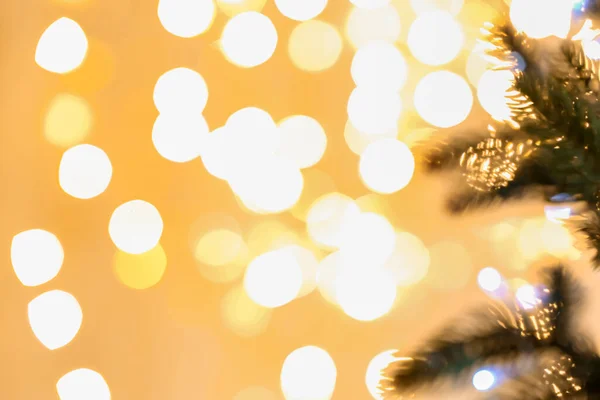 Fenyőfa Karácsonyi Fényekkel Homályos Kilátás — Stock Fotó