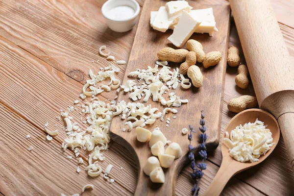 Weiße Schokolade Mit Nüssen Auf Holzgrund — Stockfoto