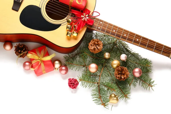 白い背景のギターとクリスマスの装飾 — ストック写真