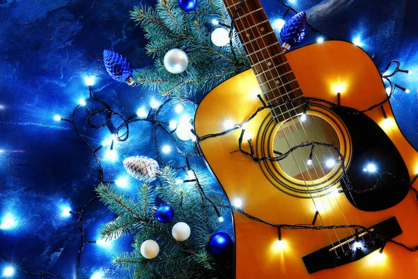 クリスマスライトと色の背景の装飾とギター — ストック写真