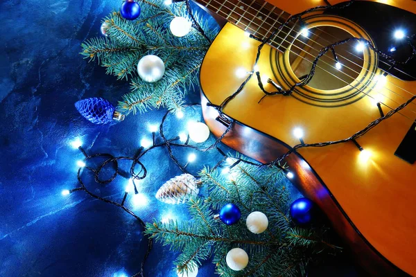 Guitare Avec Lumières Noël Décor Sur Fond Couleur — Photo