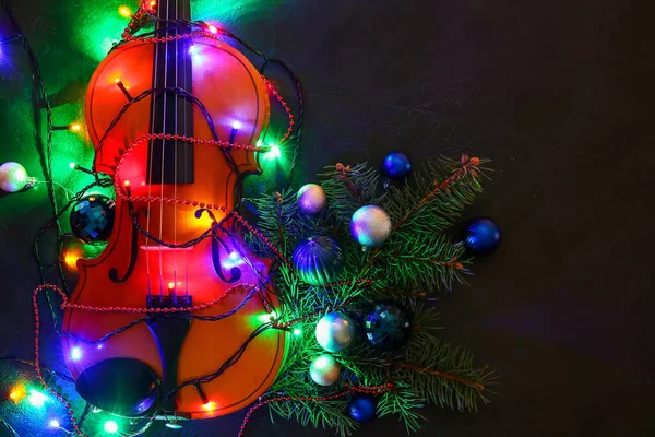 Geige Mit Weihnachtsbeleuchtung Und Dekor Auf Dunklem Hintergrund — Stockfoto