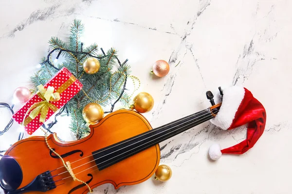 Violín Con Sombrero Papá Noel Decoración Navideña Sobre Fondo Claro —  Fotos de Stock