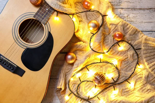 木製の背景にクリスマスの装飾とセーター付きのギター — ストック写真