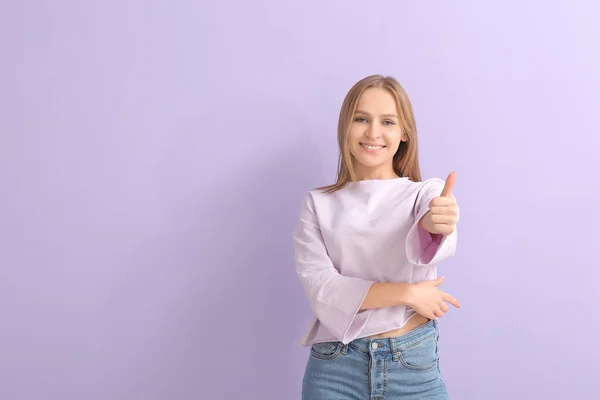 Mooie Jonge Vrouw Tonen Duim Gebaar Kleur Achtergrond — Stockfoto