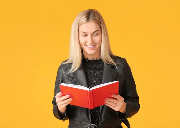 Bella Giovane Donna Lettura Libro Sfondo Colori — Foto Stock