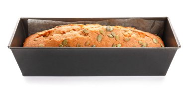 Beyaz arka planda lezzetli balkabağı turtası