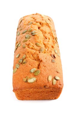 Beyaz arka planda lezzetli balkabağı turtası