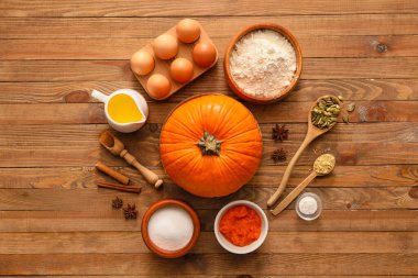 Ahşap zemin üzerinde balkabağı turtası hazırlamak için gerekli malzemeler