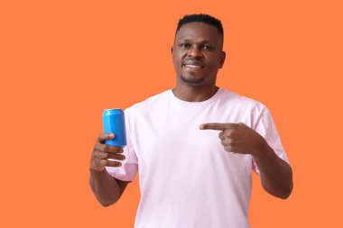 Arkaplanda sodası olan yakışıklı Afro-Amerikalı adam.