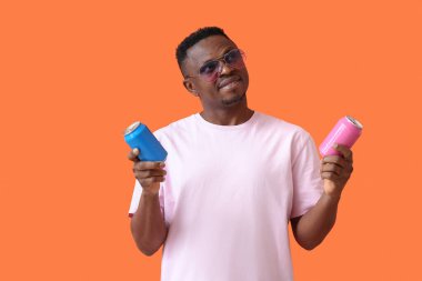 Düşünceli Afro-Amerikalı adam, arka planda soda var.