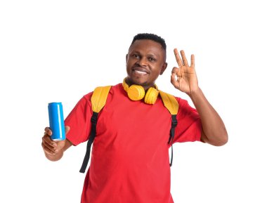 Sodalı yakışıklı Afro-Amerikalı adam beyaz arka planda iyi görünüyor.