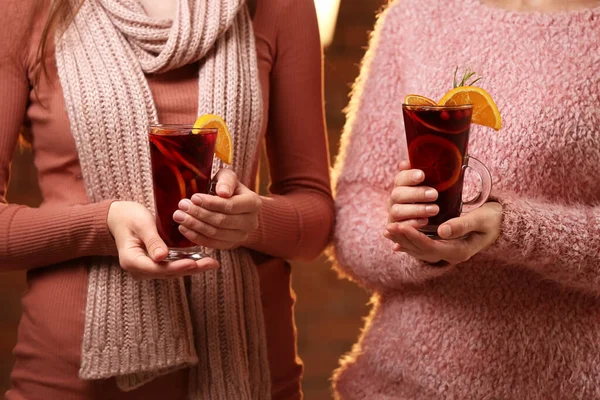Mulheres Com Vinho Quente Saboroso Quarto Close — Fotografia de Stock