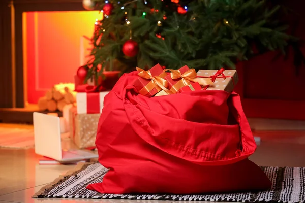 Санта Сумка Подарунками Кімнаті Прикрашена Різдво Вночі — стокове фото
