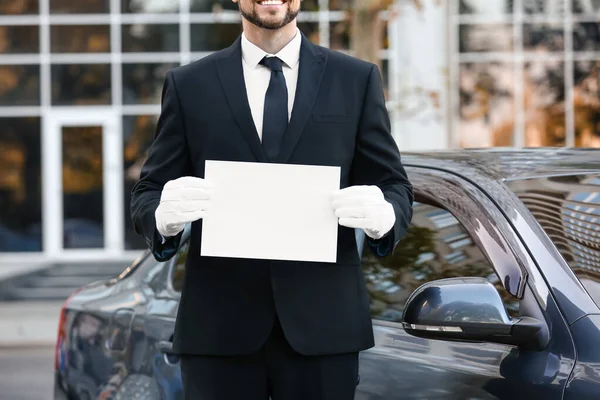 Bellissimo Autista Con Foglio Carta Bianco Vicino Auto Lusso — Foto Stock