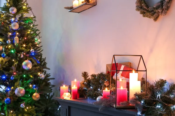 Burning Candles Mantelpiece Decorated Christmas — Stock Photo, Image
