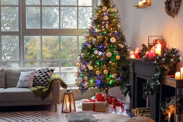Bela Árvore Natal Caixas Com Presentes Perto Lareira — Fotografia de Stock