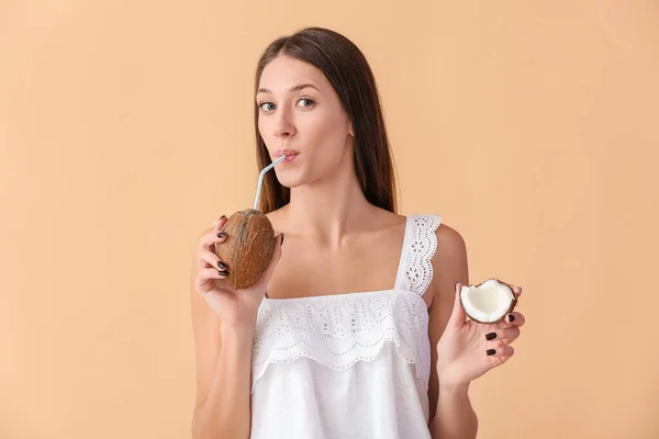 Bella Giovane Donna Con Noci Cocco Sfondo Colore — Foto Stock