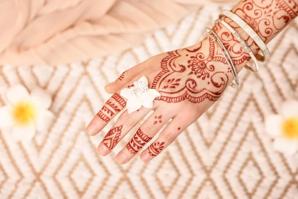 Gyönyörű Női Kéz Henna Tetoválás Virág Fény Háttér — Stock Fotó