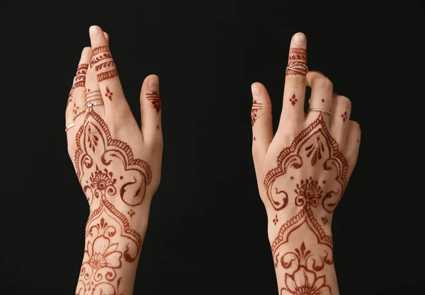 Belas Mãos Femininas Com Tatuagem Henna Fundo Escuro — Fotografia de Stock