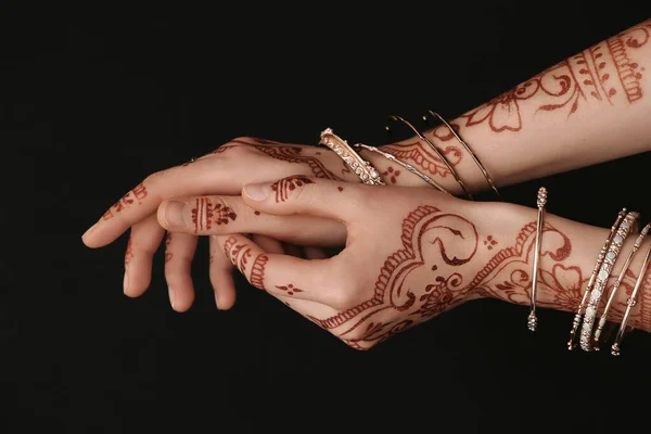 Hermosas Manos Femeninas Con Tatuaje Henna Sobre Fondo Oscuro — Foto de Stock