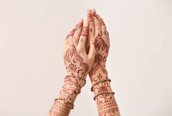 Belas Mãos Femininas Com Tatuagem Henna Fundo Claro — Fotografia de Stock
